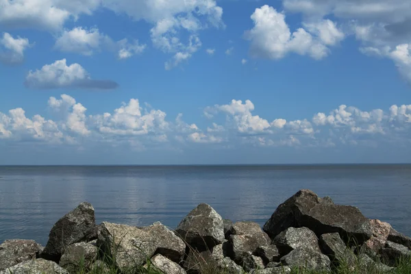 海と空の背景に対して胸石 — ストック写真