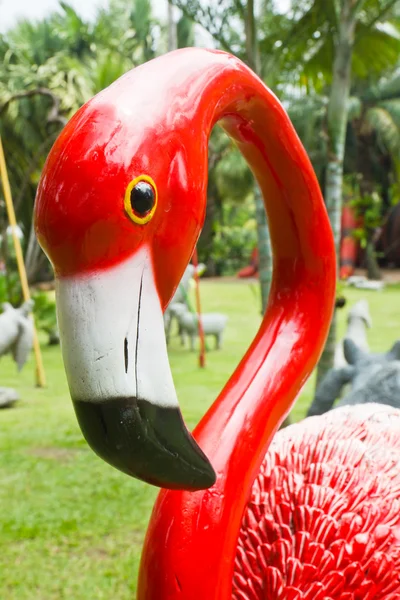 Skulptur roter Flamingo — Stockfoto