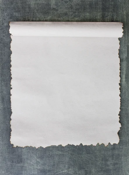 Yazı tahtası üzerinde yanmış kağıt — Stok fotoğraf