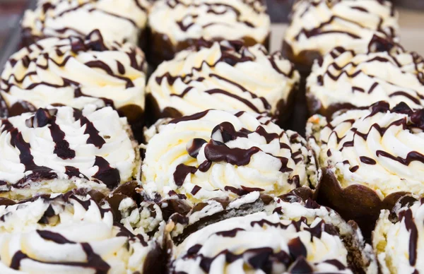 Cupcake con crema de mantequilla y chocolate — Foto de Stock