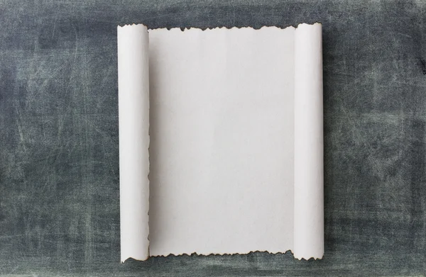 Gamla papper rulla på en blackbroad — Stockfoto