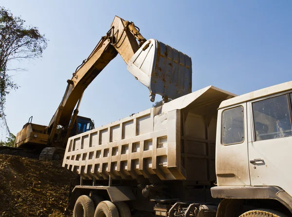 Carregador de escavadeira e caminhão — Fotografia de Stock