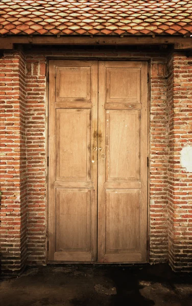 Puerta de madera marrón vieja — Foto de Stock