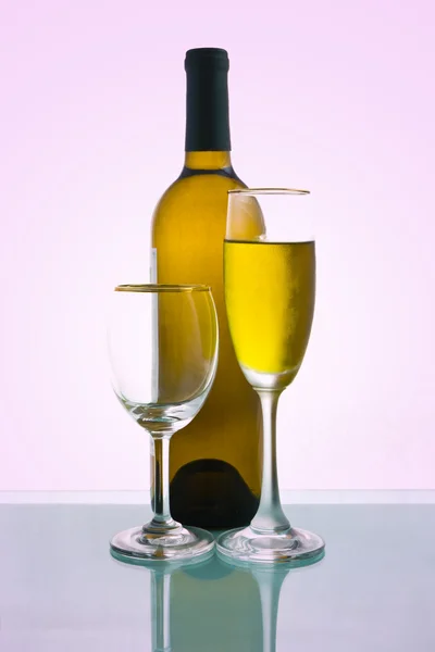 瓶与酒的眼镜 — 图库照片