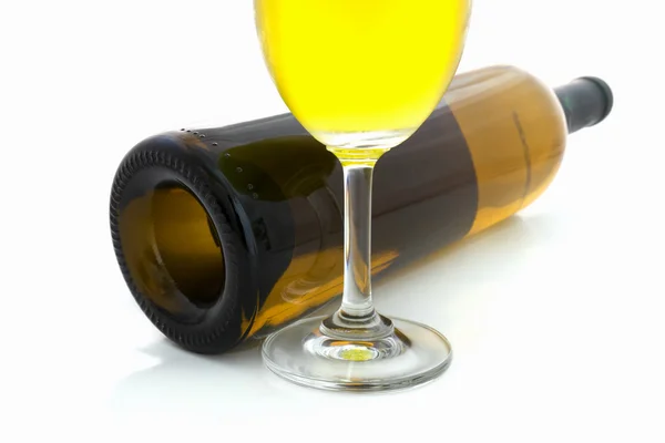 Flessen en glazen wijn — Stockfoto