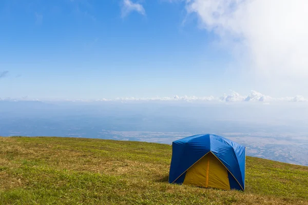 Палатка на траве под голубым небом — стоковое фото