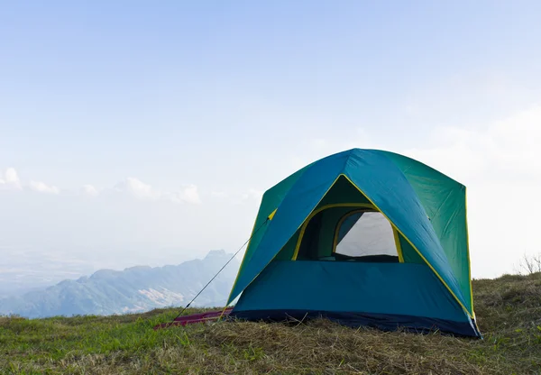 草の上のテント — ストック写真