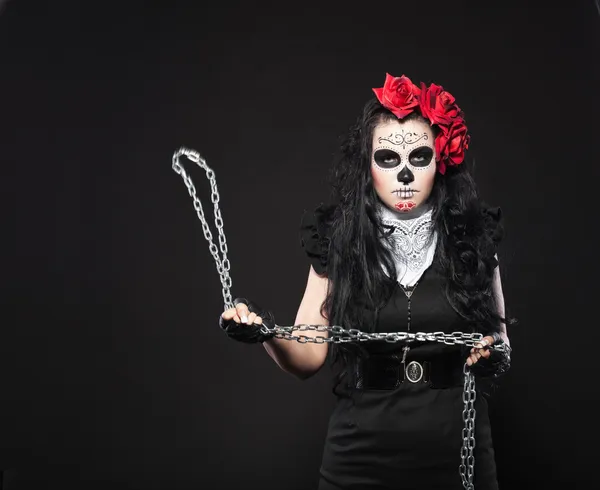 Депрессивная женщина в день мертвой маски с цепью — стоковое фото