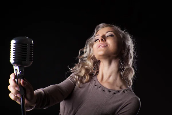 Schöne blonde Frau Portrait singen in Mikrofon — Stockfoto
