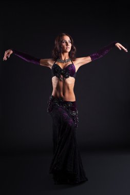 genç güzel kız Arap dans poz