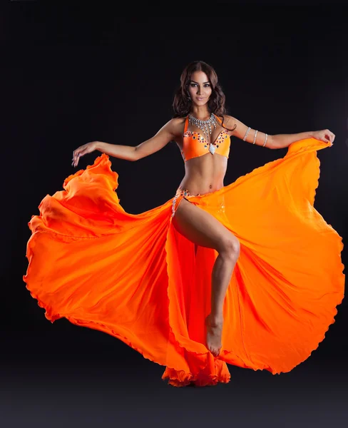 Schönheitstänzerin posiert in orangefarbenem Schleier - arabischer Stil — Stockfoto