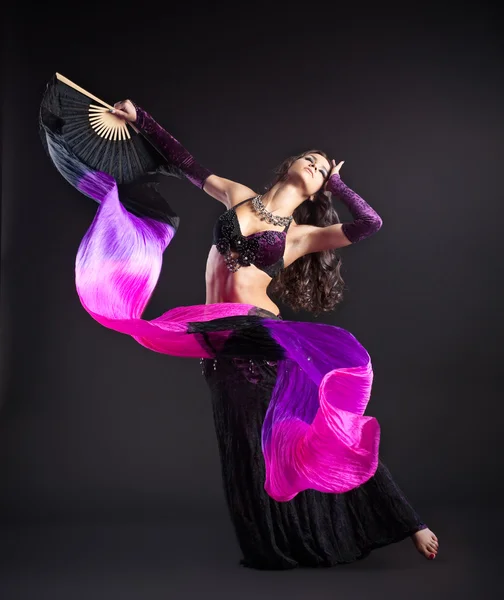Belleza chica en traje árabe danza con fantail — Foto de Stock