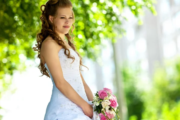 Schoonheid bruid met bloemen in zonnige zomerdag — Stockfoto