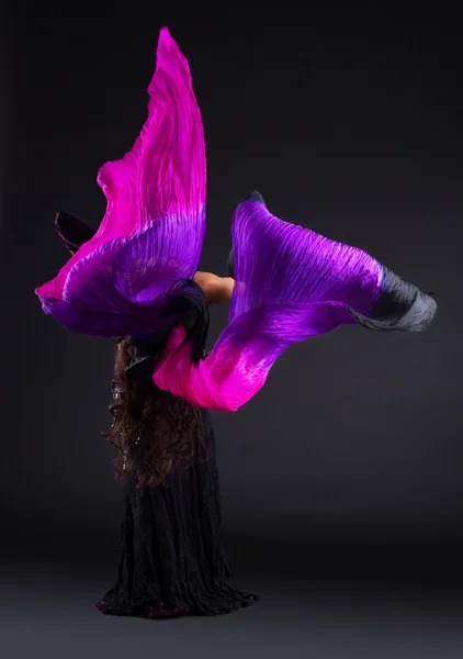 Arabia dance with purple veil — Stock Photo, Image