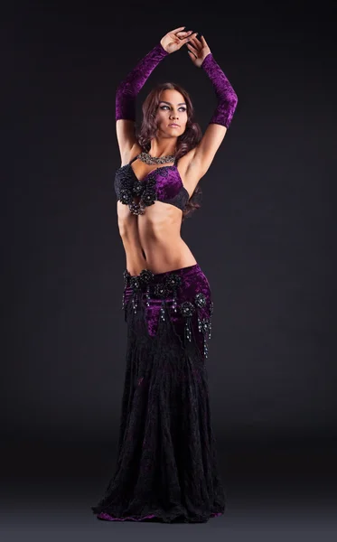 Jovem mulher de beleza posando em dança árabe — Fotografia de Stock