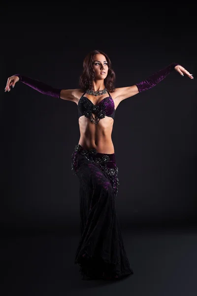Молода красива дівчина позує в арабському танці — стокове фото
