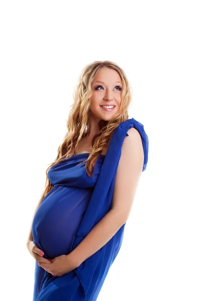 Yong těhotná žena v modrém hedvábí úsměv — Stock fotografie