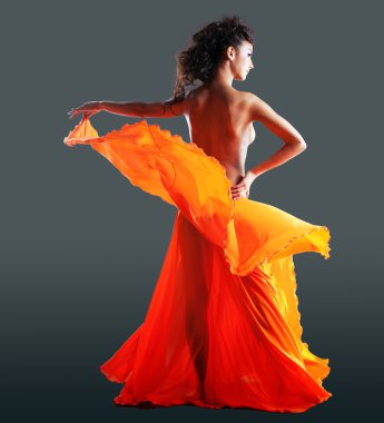 Güzellik çıplak kadın portakal peçe dans