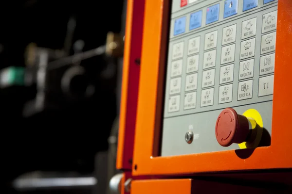 大きな停止ボタンと複雑な機械操作パネル — ストック写真