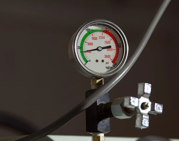 Barómetro de presión industrial en línea verde —  Fotos de Stock