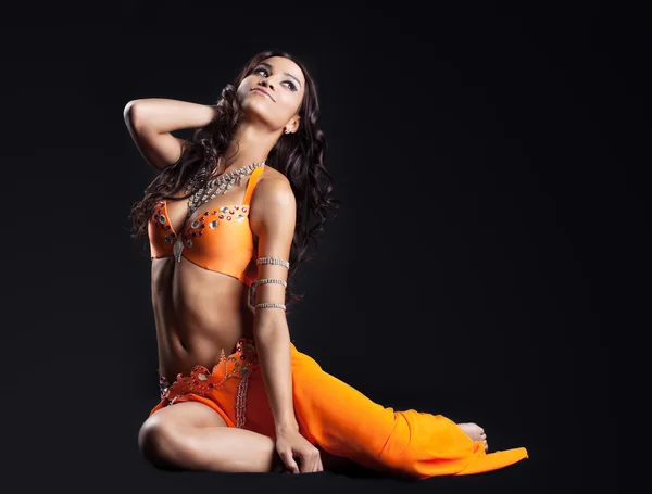 Краса гола танцівниця позує в помаранчевій завісі — стокове фото