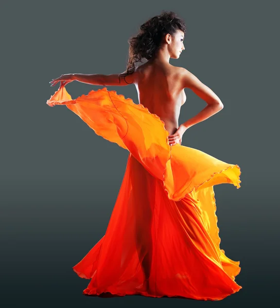 Piękna naga kobieta taniec w pomarańczowy welon — Zdjęcie stockowe