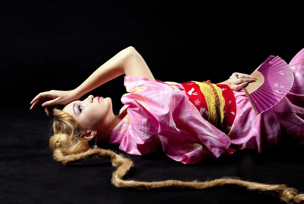 漂亮的女人躺在和服里角色扮演 — 图库照片