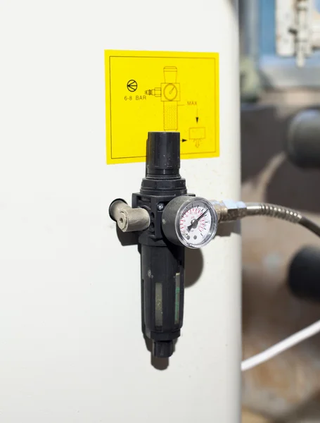 Pequeno barômetro de pressão industrial no torno — Fotografia de Stock