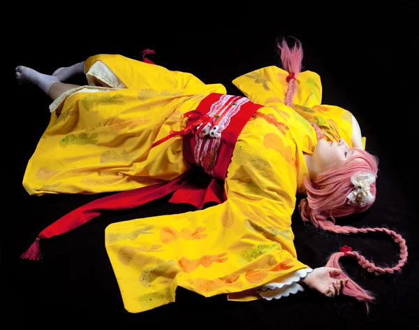 Chica belleza yacía en traje de cosplay kimono amarillo — Foto de Stock