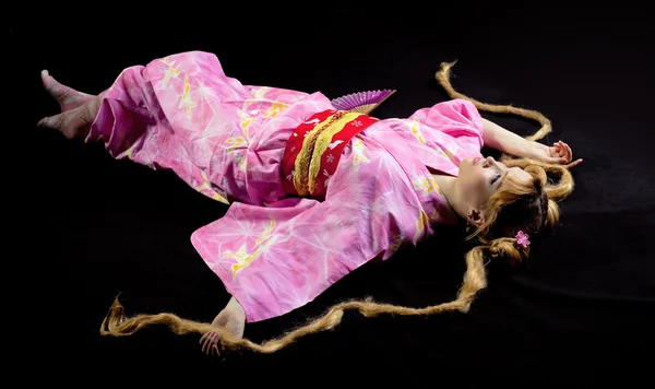 Kráska žena ležela v kimono cosplay charakter — Stock fotografie