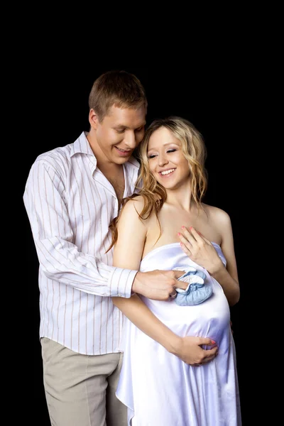 Jeune couple attendre bébé avec le bottin de bébé — Photo