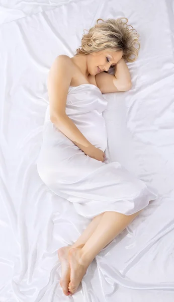Yong piękna kobieta w ciąży leżała na łóżku biały — Zdjęcie stockowe