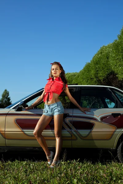 Sexy jonge vrouw blijven in de buurt van retro graffiti auto — Stockfoto