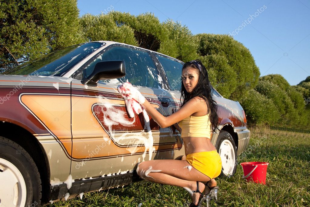 Сексуальные девушки моют машины (53 фото)
