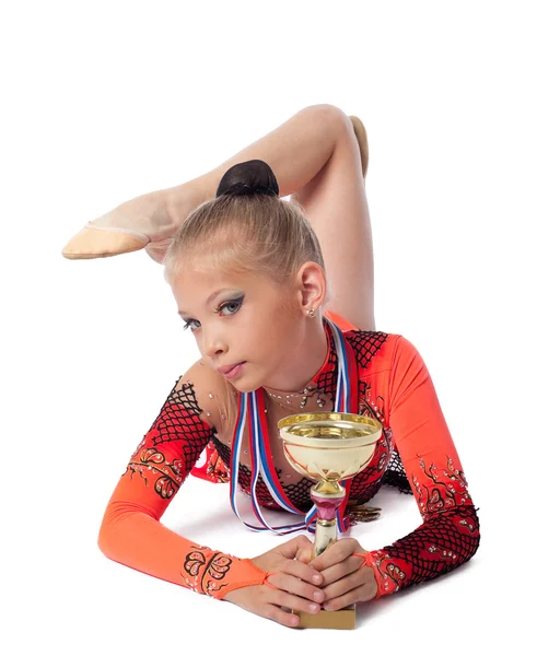 Genç jimnastikçi madalya ve ödül Kupası ile yatıyordu. — Stok fotoğraf