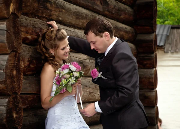 Para młoda ślub tylko w pobliżu Dom z drewna — Zdjęcie stockowe
