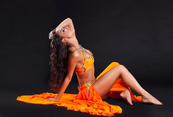Belleza bailarina desnuda posando en velo naranja —  Fotos de Stock