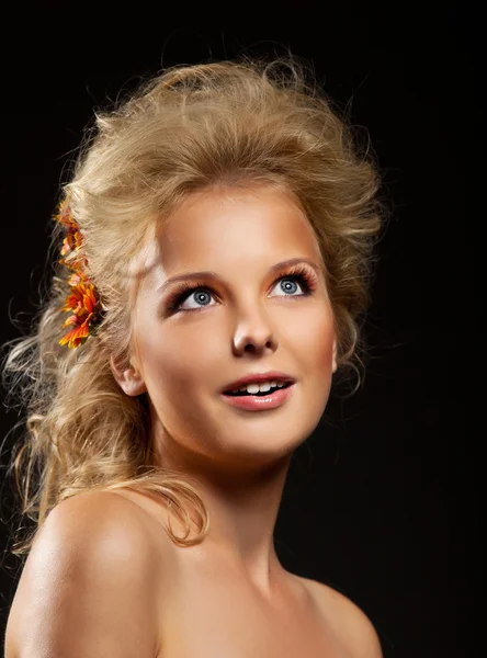 Bella donna sorriso con fiore in capelli — Foto Stock