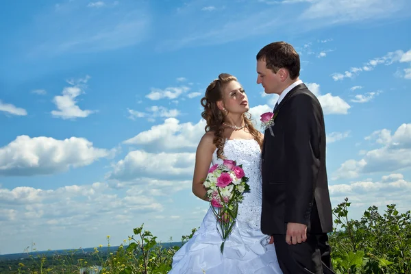 Wedding couple in sunny summer day — Stock Photo, Image