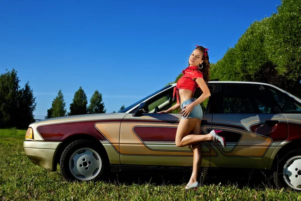 Jonge sexy vrouw pinup stijl en retro auto — Stockfoto