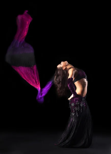 Девушка в восточном арабском костюме танцует с фантазией — стоковое фото