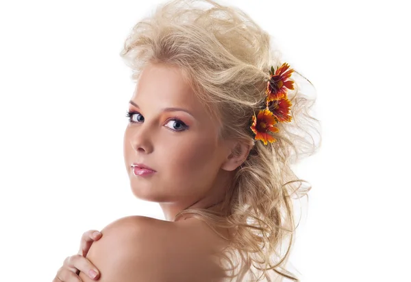 Szépség meztelen nő portrét, virágot, szőke haj — Stock Fotó
