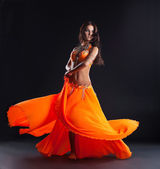 Schönheitstänzerin posiert in traditioneller orangefarbener Tracht