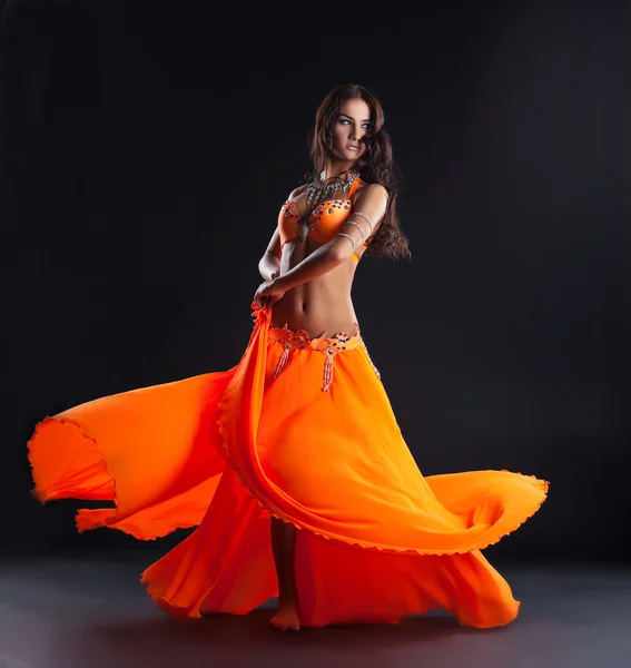 Ομορφιά χορεύτρια ποζάρουν με παραδοσιακή φορεσιά πορτοκαλί — Φωτογραφία Αρχείου
