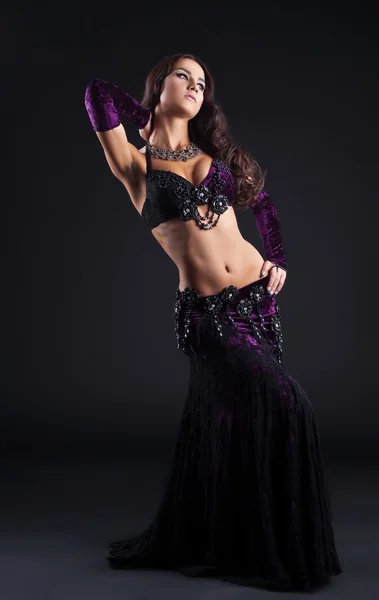 Bellezza ragazza in orientale viola arabo costume — Foto Stock