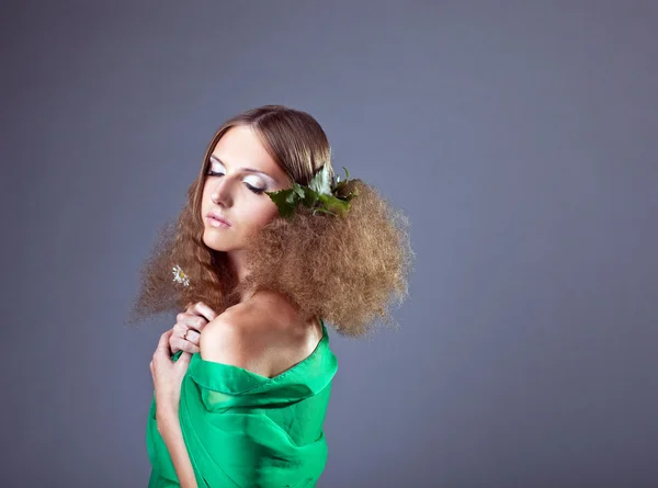 Skönhet flicka med blad och camomile i hår — Stockfoto