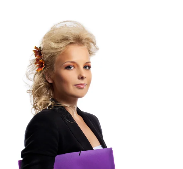 Kvinna affärskvinna med blomma i blont hår — Stockfoto