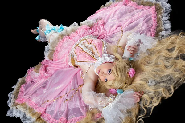 Jovem mulher posando no bola conjunta boneca traje — Fotografia de Stock
