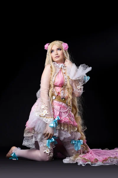 Muchacha atractiva posando en traje de muñeca de cuento de hadas —  Fotos de Stock