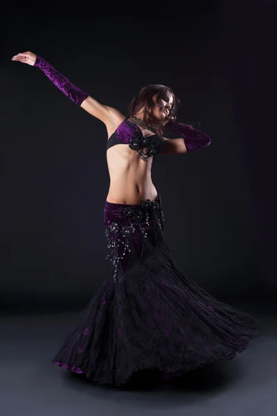 Chica de belleza en traje árabe púrpura oriental —  Fotos de Stock
